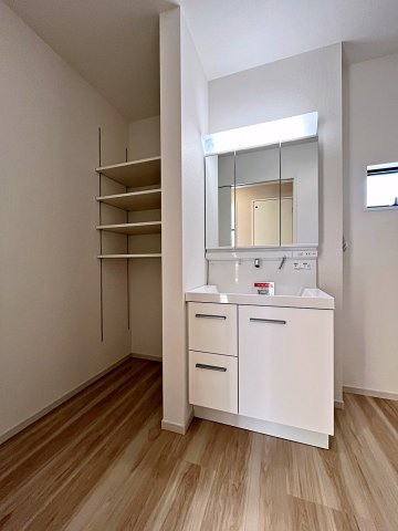 新築戸建・新築建売　伊達市篭田2期　伊達小学校・伊達中学校の独立洗面台|三面鏡洗面台で朝の身支度もしやすい＆収納力も◎洗面台に物を置かずすっきり清潔に保つことができます！