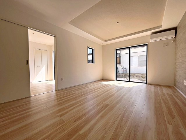 新築戸建・新築建売　伊達市篭田2期　伊達小学校・伊達中学校の居間・リビング|LDKは18.2帖でゆったり広々とした空間です！折り上げ天井で開放感をプラス！