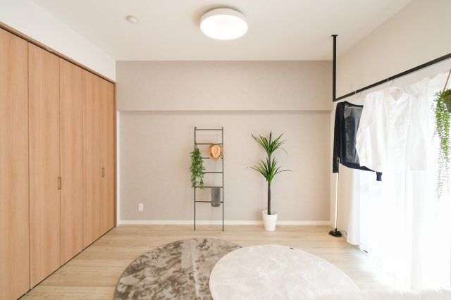 サンライフ到津【小倉北区　中古マンション】の洋室|リビングに面した洋室にはランドリーハンガーもあるので室内干しも可能です♪【小倉北区中古マンション】