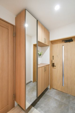 サンライフ到津【小倉北区　中古マンション】の収納|玄関収納は鏡付きで大活躍♪【小倉北区中古マンション】