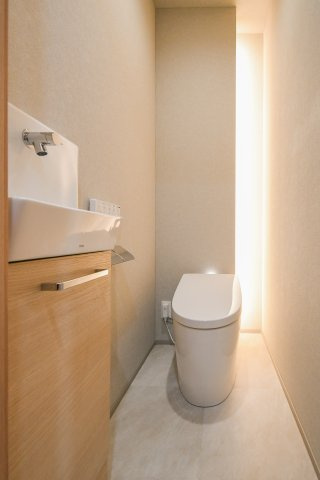 サンライフ到津【小倉北区　中古マンション】のトイレ|実はトイレの裏のおしゃれ空間はトイレットペーパー置き場になっています♪【小倉北区中古マンション】