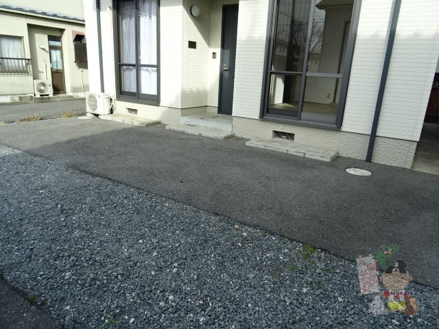 並木町戸建の駐車場
