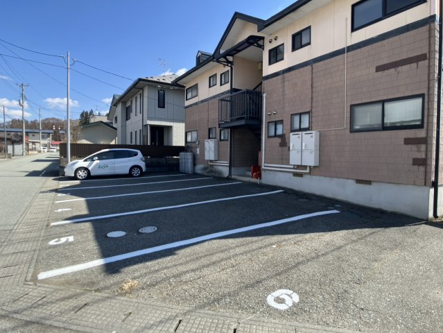 スカイパレス神町の駐車場