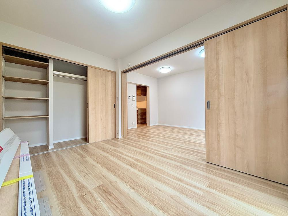 東村山北パークホームズの洋室|リビングに隣接した洋室です