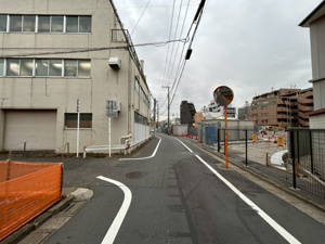 【前面道路含む現地写真】 | 落ち着いた交通量の前面道路は、小さなお子様がいるご家族にも安心の環境。周辺は静かな街並みが守られており、夜間も落ち着いて過ごせます。プライバシーを保ちつつ、開放感ある暮らしがここから始まります。