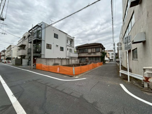 【外観】 | 周囲に高い建物が少なく、空を広く感じられる現地。西側道路は約5.4mの幅員があり、視界が開けているため開放的です。この地にどのような邸宅を描くか、現地で実際の陽当たりをぜひお確かめください。