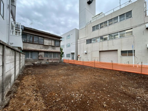 【外観】 | 敷地奥からも前面道路までの見通しが良く、防犯面でも安心感のある土地形状です。周囲の建物との距離感も適度に保たれており、採光をしっかり確保した明るい居室をつくることができる、恵まれたコンディションです。