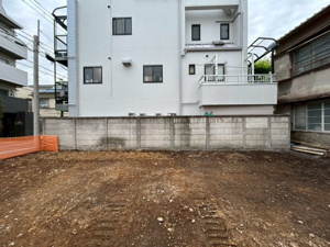 【外観】 | 北側からも隣地とのスペースが確保されており、家全体に風が通り抜ける設計が可能です。住宅密集地とは一線を画す、角地ならではの「ゆとり」と「心地よさ」を、ぜひ現地の空気感とともに体感してください。