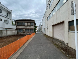 【前面道路含む現地写真】 | 南西角に位置し、住まいの顔となるエントランスをどちらに配置するか選べる贅沢。角地は通風にも優れ、湿気のこもりにくい健やかな住まいを実現します。角地のメリットを活かした間取りをご提案いたします！
