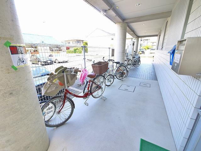 レフィナード大安寺Wのその他共用部分|広々とした駐輪場です。