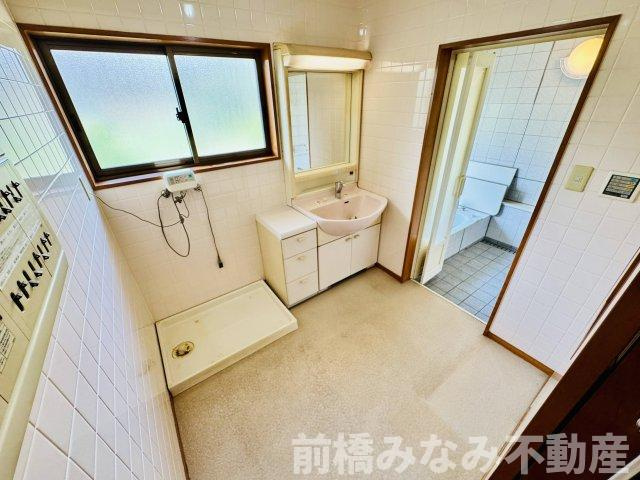 【中古】前橋市川曲町　３LDK＋S※複層ガラス◎の独立洗面台|朝の支度にも助かる、独立の洗髪洗面化粧台