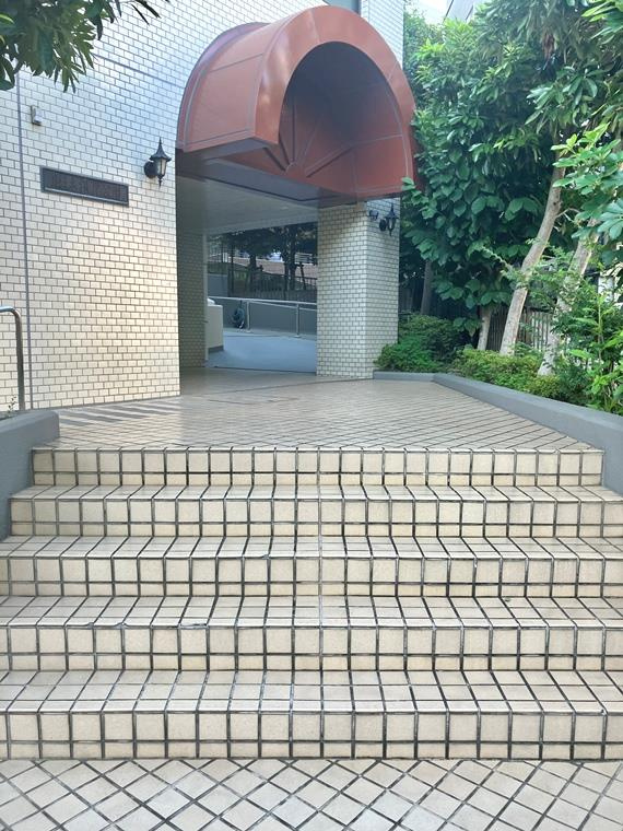 ルミネ根岸公園のエントランス