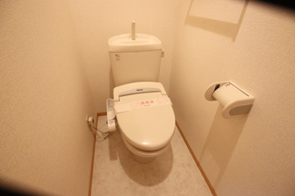 トイレには快適な温水洗浄便座付き