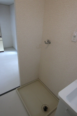 洗濯機置き場は脱衣所にあります