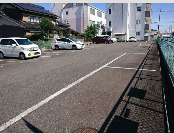 青悠荘の駐車場