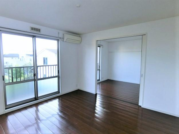 セレーノ参番館の居間・リビング