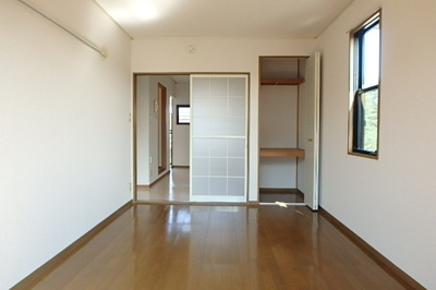 窓の多い洋室です
