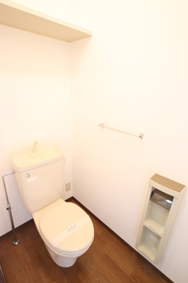 トイレの上に棚があります