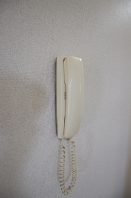 来客時に便利なインターホン付き。