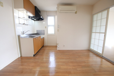 自然換気が出来る窓付きのキッチン