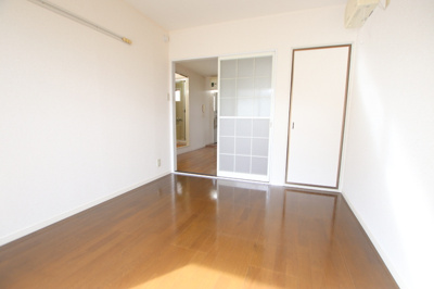 明るい陽射しが差し込む洋室