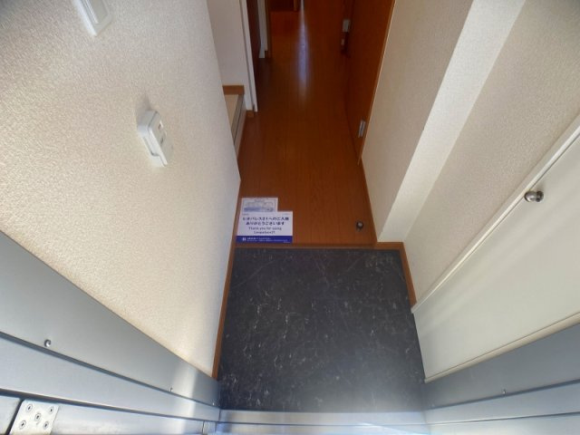 レオパレスオネスティの玄関