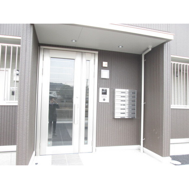 各務原市鵜沼三ツ池町５丁目のアパートのエントランス