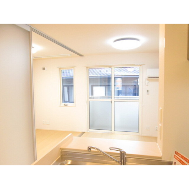 各務原市鵜沼三ツ池町５丁目のアパートの居間・リビング