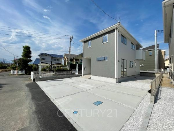 北群馬郡吉岡町1期 1号棟の前面道路含む現地写真|並列駐車可能な駐車場スペースです。