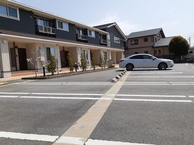 アンサンブルⅢの駐車場|車をお持ちの方に嬉しい駐車場付きの物件です