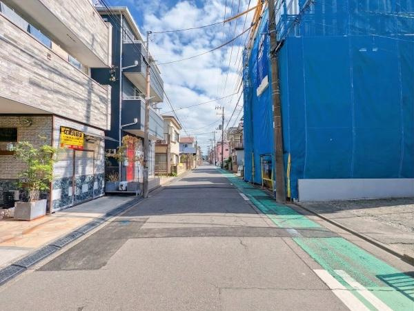 川崎市川崎区四谷上町の新築一戸建の前面道路含む現地写真|落ち着いた街並みになります。
陽当り良好の明るい住まい♪