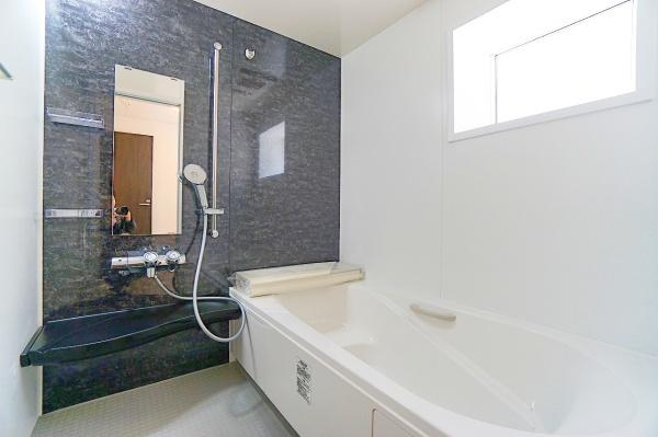 川崎市川崎区四谷上町の新築一戸建の内観：施工例|同仕様の浴室です。
広々としたバスルームで一日の疲れを癒して下さい。
もちろん浴室換気乾燥暖房機付きです。