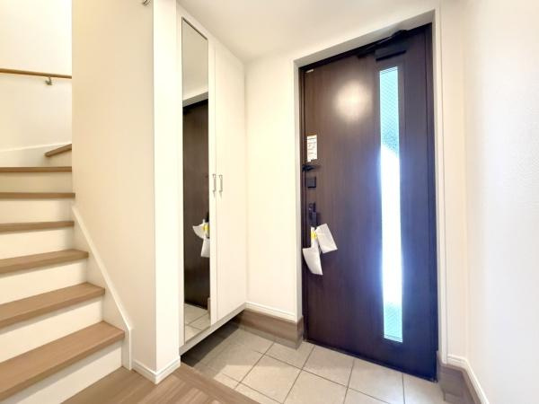 川崎市幸区塚越２丁目の新築一戸建の玄関|収納豊富な玄関です。
この明るい玄関が気持ちよく家族を迎え入れます♪