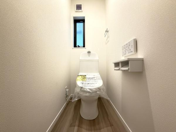 川崎市幸区塚越２丁目の新築一戸建のトイレ|清潔感のある内装のすっきりとしたデザインのトイレです。
水周りが綺麗だと安心ですね。
