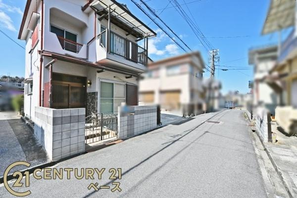 生駒郡平群町西宮２丁目の中古一戸建の前面道路含む現地写真