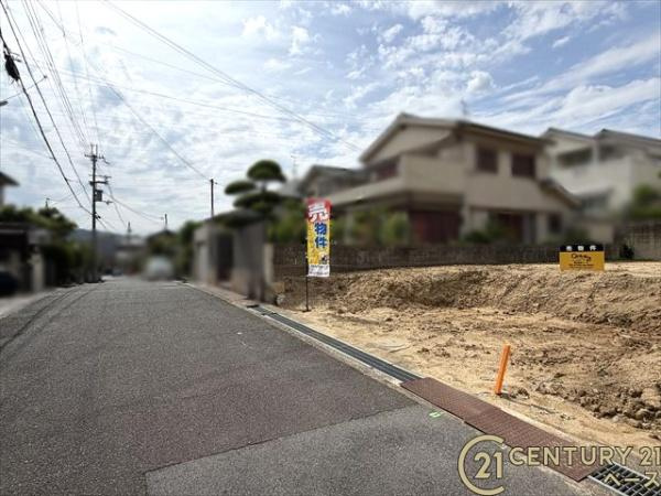 北葛城郡上牧町片岡台１丁目の売地の前面道路含む現地写真|■現地撮影写真■ 小学校まで徒歩９分とお子様の通学も安心です。