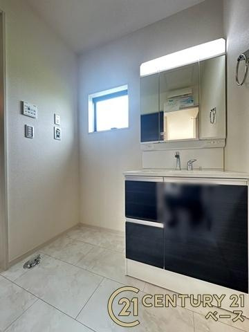 リーブルガーデン中筋出作 １号棟 ／新築一戸建の独立洗面台|■現地撮影写真■三面鏡タイプのミラーキャビネット！収納スペースも豊富です！