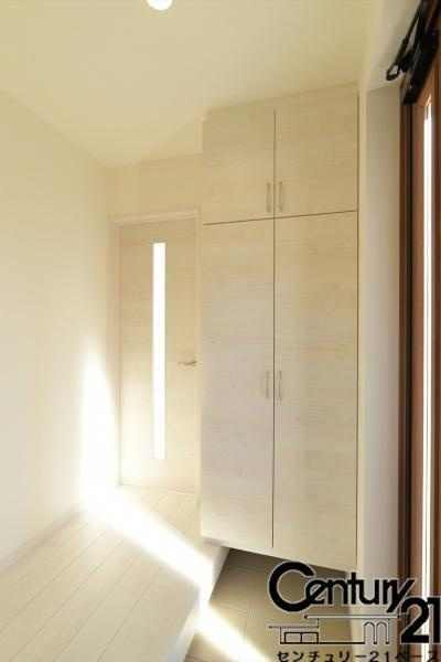 リーブルガーデン中筋出作 ３号棟 ／新築一戸建の内観：施工例|■玄関には大容量シューズボックス完備！■