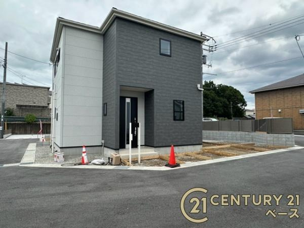 リーブルガーデン中筋出作 ３号棟 ／新築一戸建の駐車場|■現地撮影写真■ 道路との高低差がなく道路幅も広いため、駐車もしやすいです。