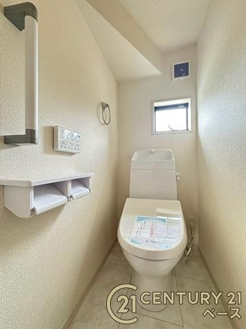 リーブルガーデン中筋出作 ３号棟 ／新築一戸建のトイレ|■現地撮影写真■ １階・２階ともにゆったりとした広さのトイレがあります。