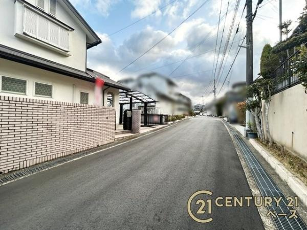 北葛城郡王寺町明神１丁目　一戸建の前面道路含む現地写真|■現地撮影写真■敷地と道路の高低差が少なく駐車もスムーズです！