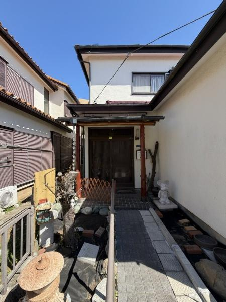 横浜市港南区上永谷６丁目の中古一戸建の玄関|帰るたびにほっとできる、やさしい住まいの入口
