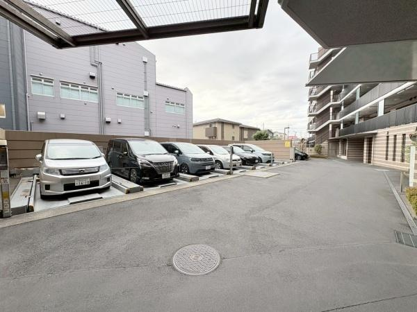 クレストフォルム横浜片倉町の駐車場