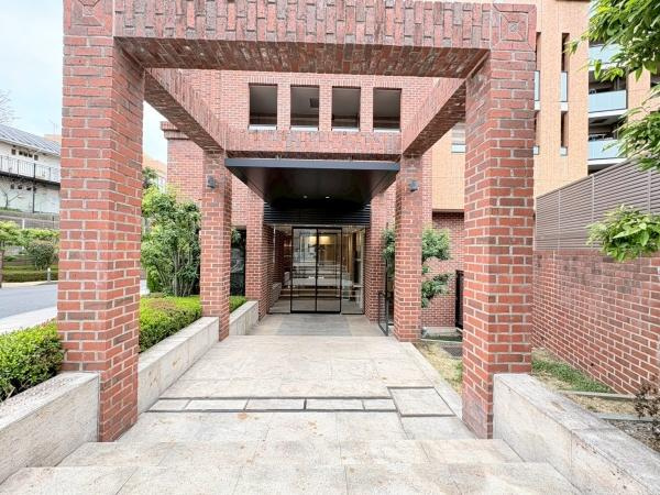クレストフォルム横浜片倉町のエントランス