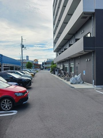 ユリウス　湊町の駐車場