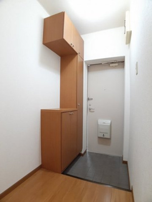 【玄関】 | リヴィエール岩出Ⅰ | 収納もある玄関です