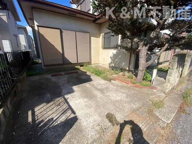 大島田第一貸家の駐車場|カースペースがあります