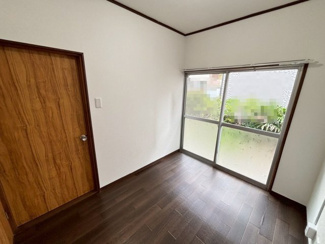 【洋室】 | 野尻町　中古戸建 | 全居室2面採光ですので、明るく風通しの良い室内に気持ちも明るくなりますね！