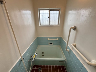 【浴室】 | 野尻町　中古戸建 | 浴室に窓が付いているので、換気ができて湿気やカビ防止になりますよ！