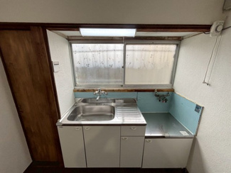 【キッチン】 | 野尻町　中古戸建 | お料理に集中しやすい壁付けキッチンです！キッチンの前に窓があるので、明るく換気しやすいキッチンです！